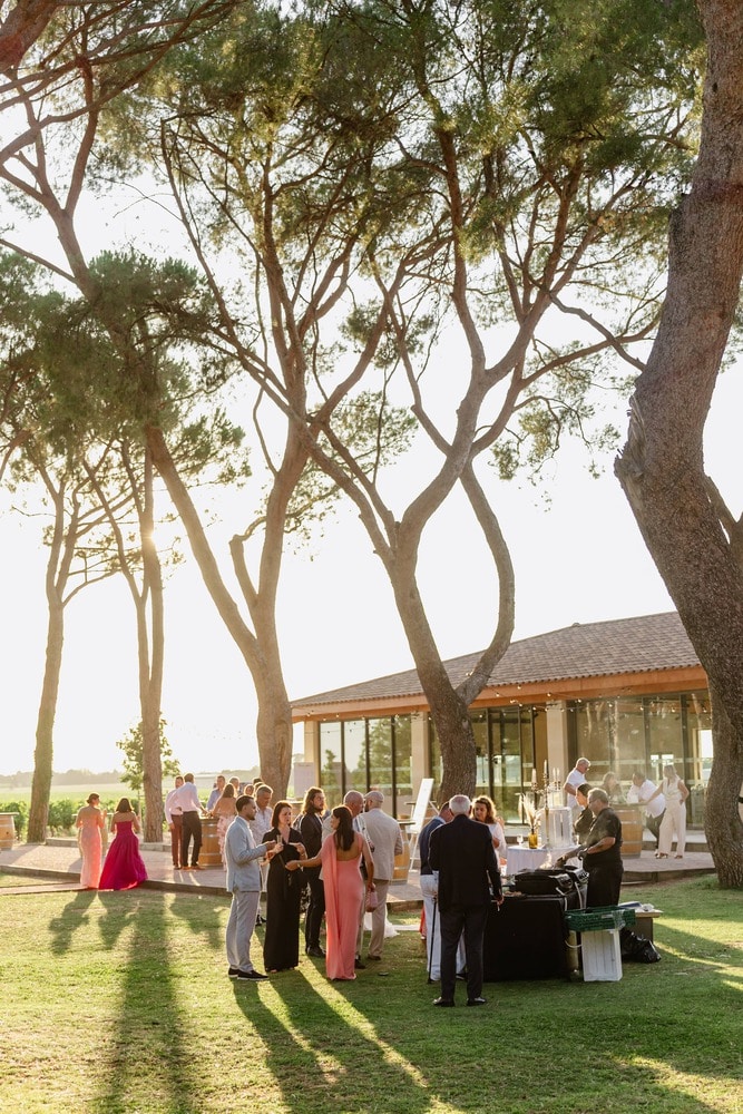 Cocktail de mariage en plein air dans un domaine – photographe mariage Marseille