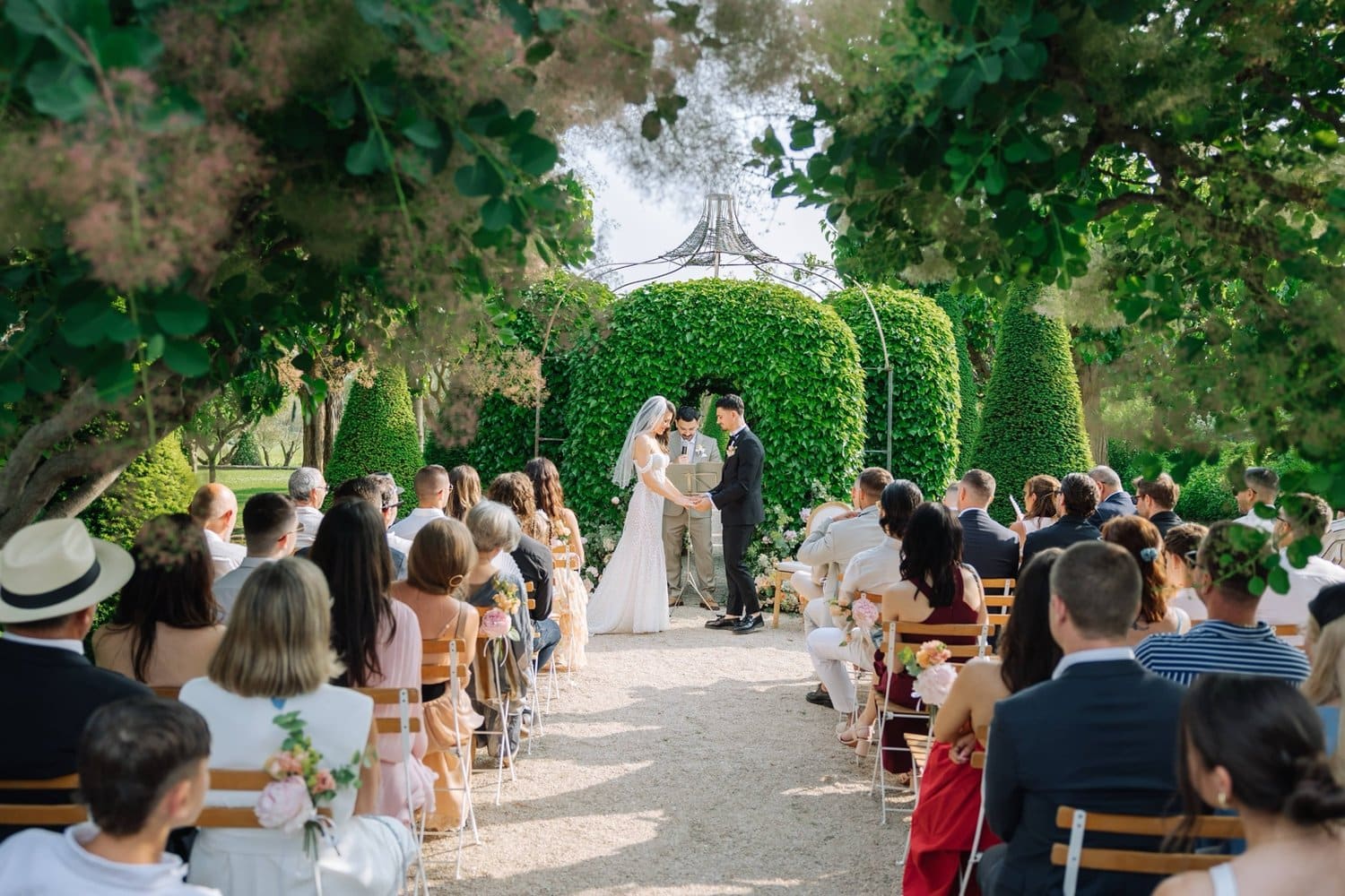 Cérémonie de mariage en plein air dans les jardins du Château Val Joanis, dans le Luberon