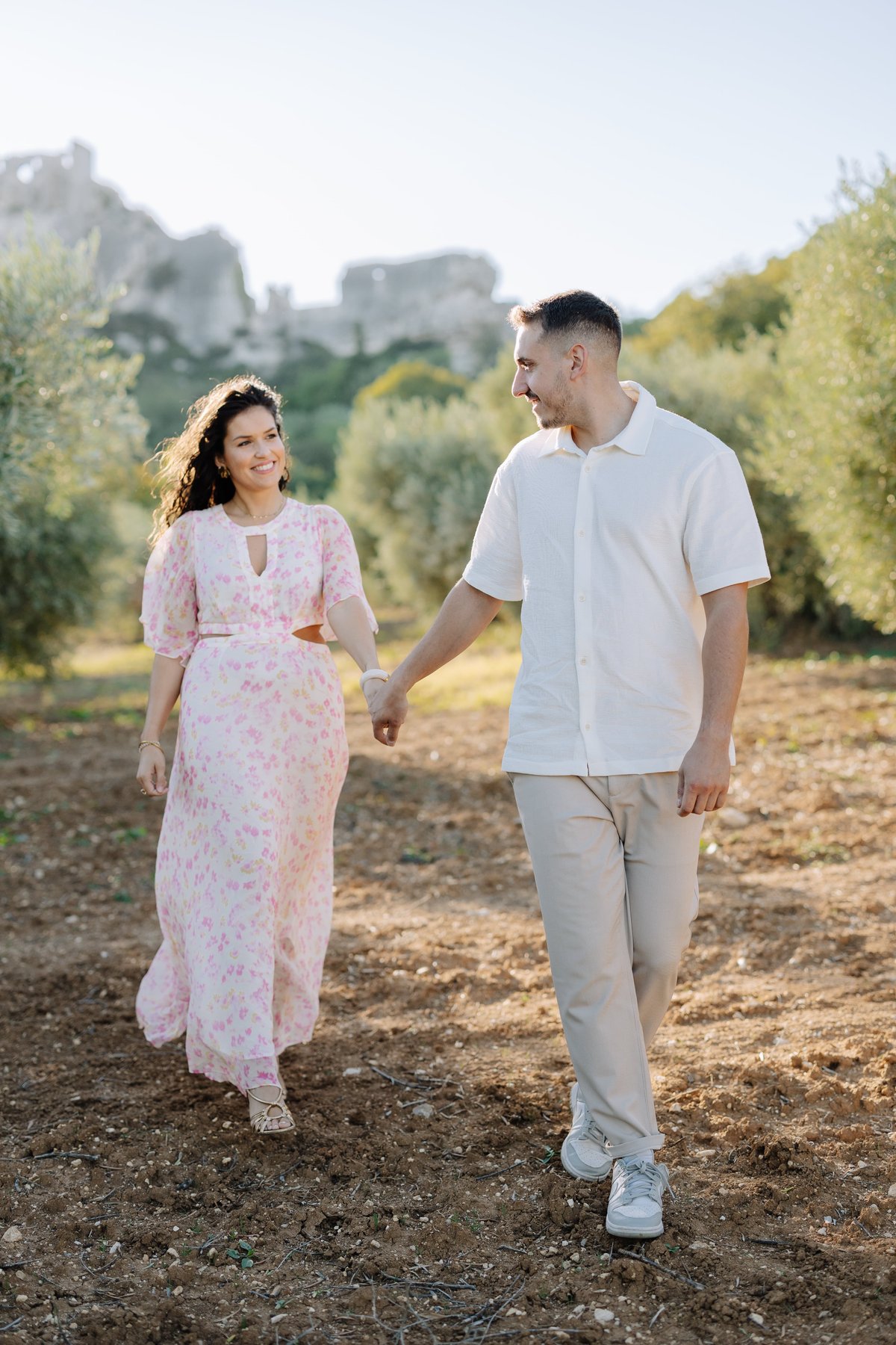 Couple marchant main dans la main dans la campagne provençale, séance photo engagement