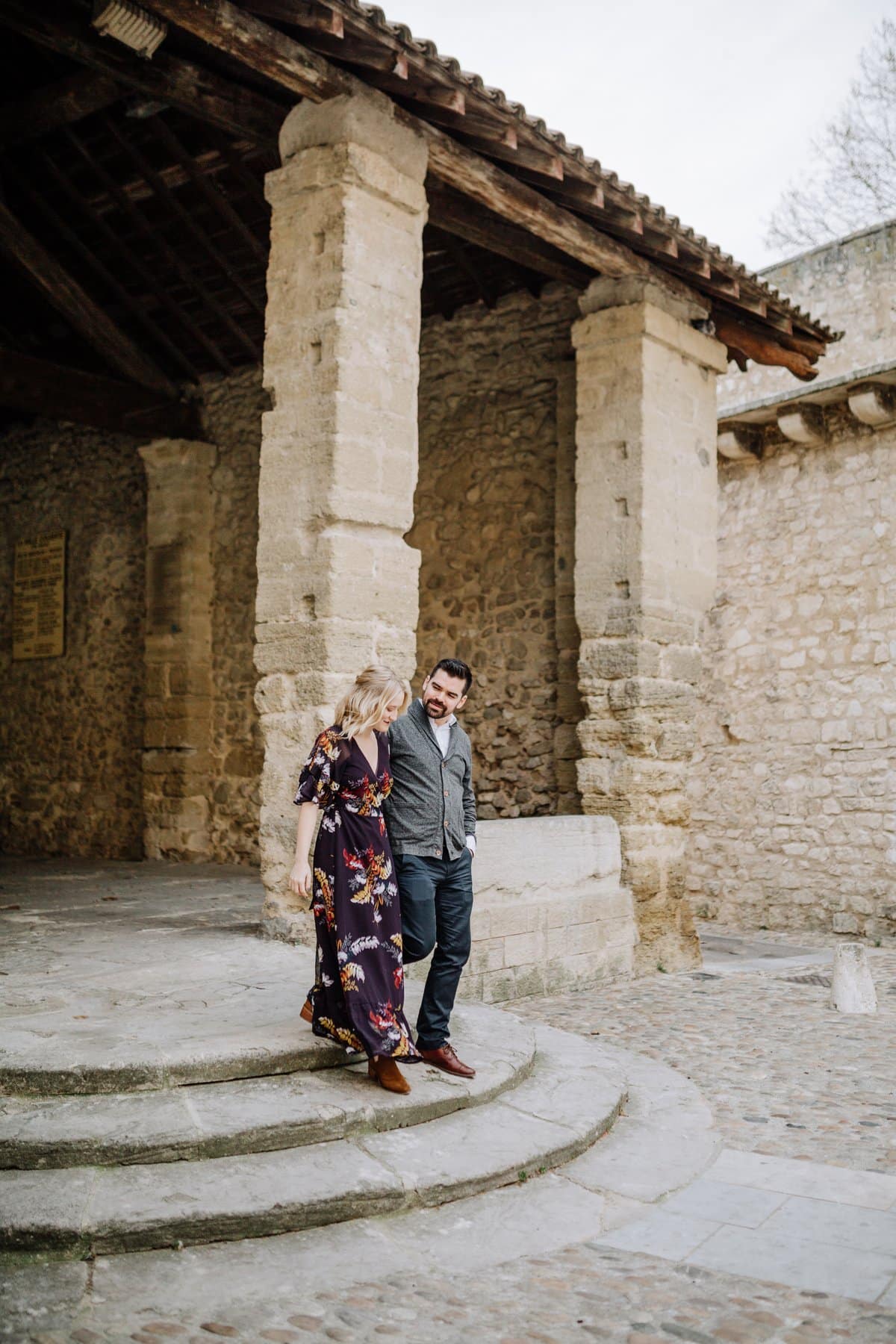 Couple sous une arcade en pierre, séance photo de couple à Avignon
